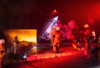 İzmir Konak’ta metruk binada yangın: İtfaiye 2 kişiyi kurtardı