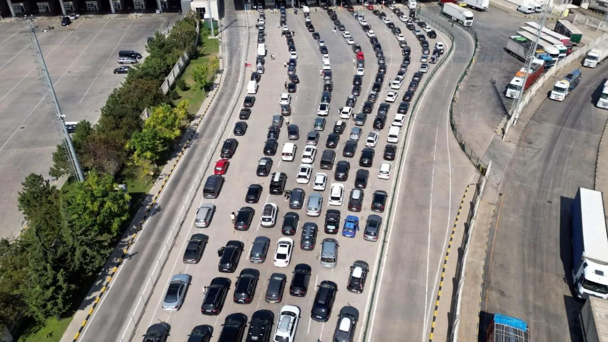 Kapıkule’de hüzünlü kavuşma: 2 milyon gurbetçi tatil dönüşünde sınır kapılarını doldurdu! haberinin görseli