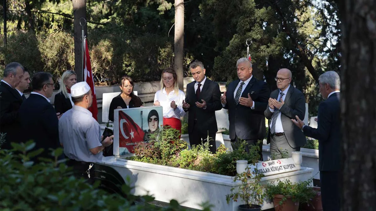 Mutlu’dan Kadifekale Hava Şehitliği’ne ziyaret  haberinin görseli