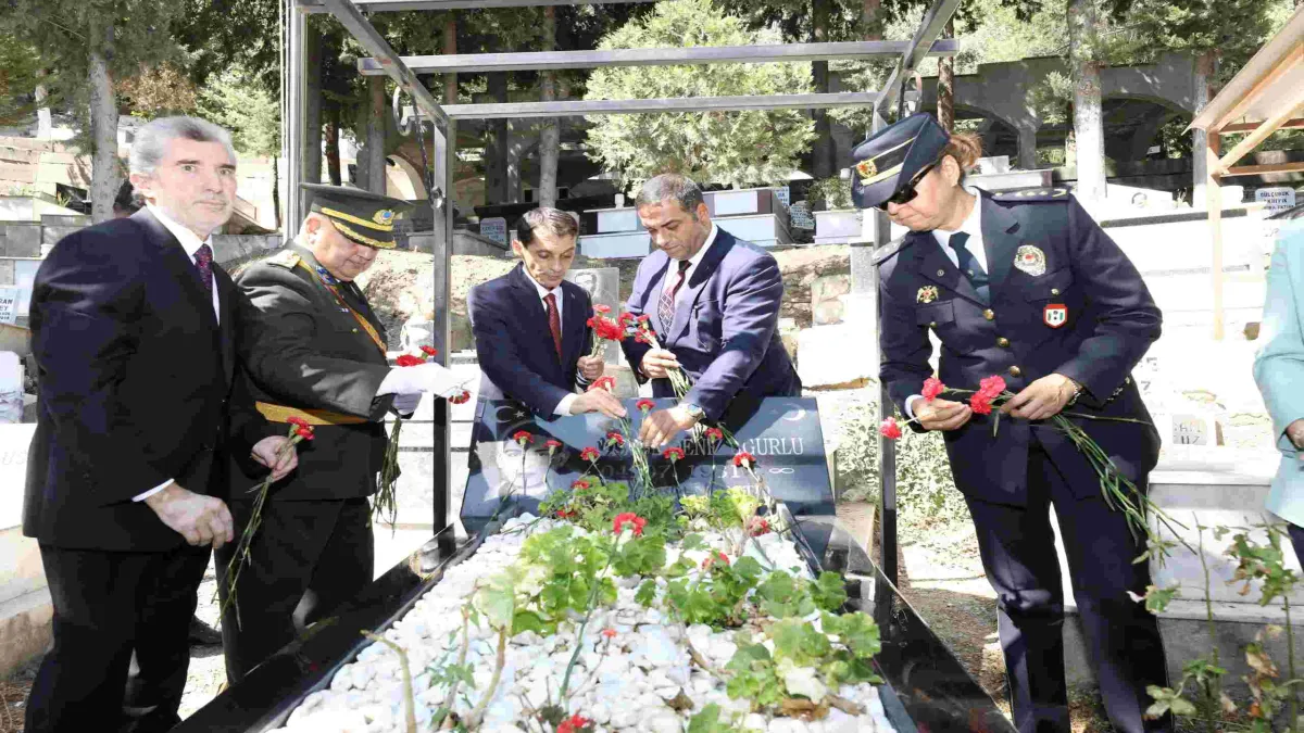 Narlıdere, 30 Ağustos&#039;ta şehitleri unutmadı haberinin görseli