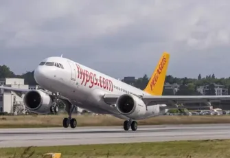 Sabiha Gökçen’de uçak leylek sürüsüne çarptı: Tek motorla acil iniş yaptı