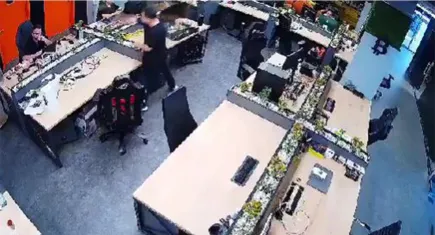 Shiftdelete'in kurucusu Hakkı Alkan’ın çalışanına saksı fırlattığı görüntüler ortaya çıktı 
