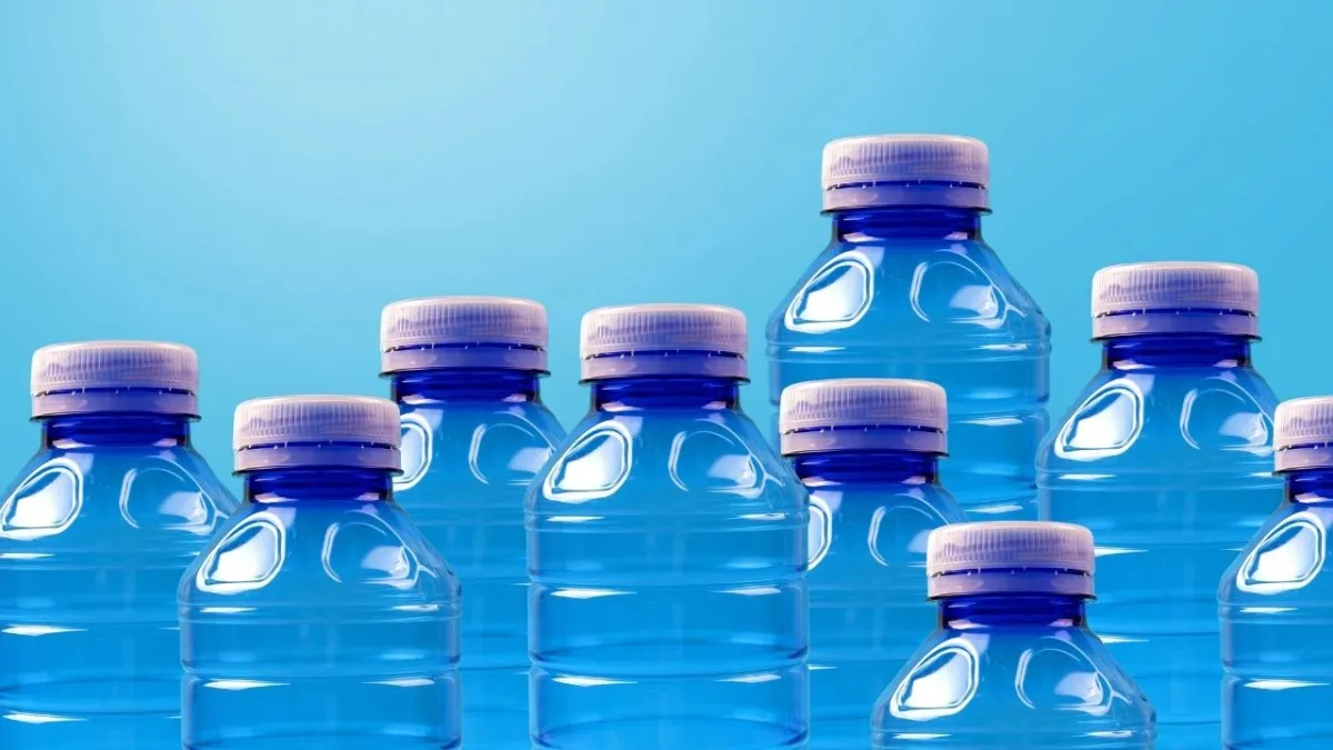 Sıcak araçta bıraktığınız plastik şişe suyunu içmek ölümcül olabilir! haberinin görseli