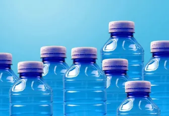 Sıcak araçta bıraktığınız plastik şişe suyunu içmek ölümcül olabilir!