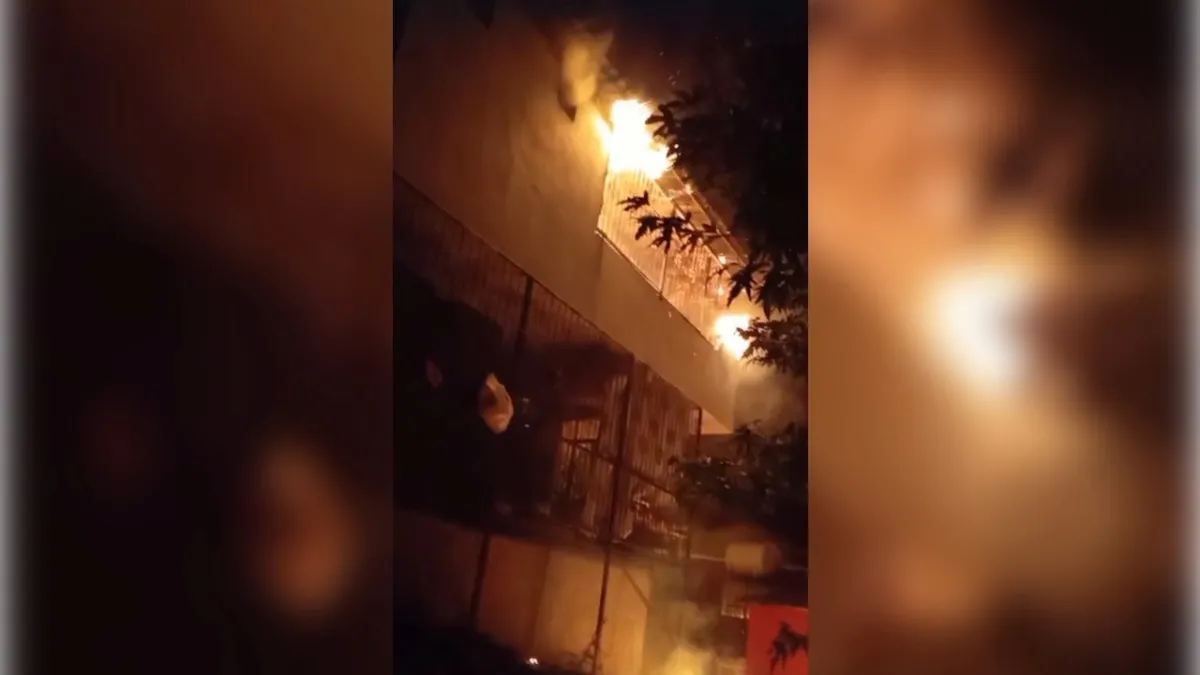 Adana&#039;da kiracılarını döverek öldüren öğretmenin evi yandı! haberinin görseli