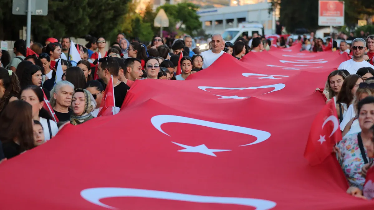 Aliağa’da 30 Ağustos coşkusu: Binler fener alayında yürüdü, Sefo sahneye çıktı haberinin görseli