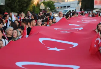 Aliağa’da 30 Ağustos coşkusu: Binler fener alayında yürüdü, Sefo sahneye çıktı
