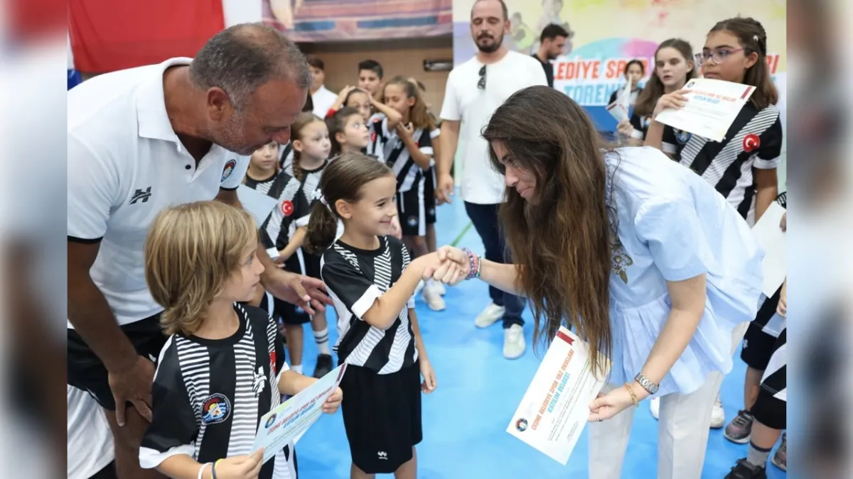 Çeşme Belediyesi Yaz Spor Okulu’nda sertifikalar sahiplerini buldu!  haberinin görseli