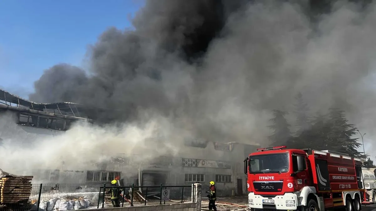 Hırdavatçıda çıkan yangın, fabrikaya sıçradı haberinin görseli