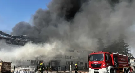 Hırdavatçıda çıkan yangın, fabrikaya sıçradı