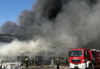 Hırdavatçıda çıkan yangın, fabrikaya sıçradı