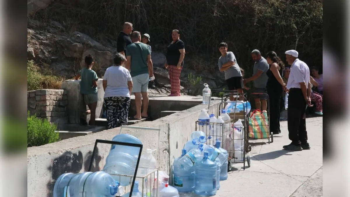 İzmir’de susuzluk isyanı: Çeşme başlarında kuyruklar oluştu haberinin görseli