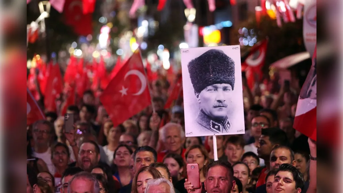 Karşıyaka’da 30 Ağustos coşkuyla kutlandı: Çarşı kırmızı beyaza büründü!  haberinin görseli
