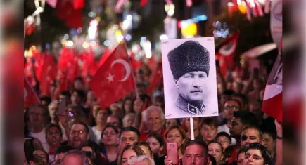 Karşıyaka’da 30 Ağustos coşkuyla kutlandı: Çarşı kırmızı beyaza büründü! 