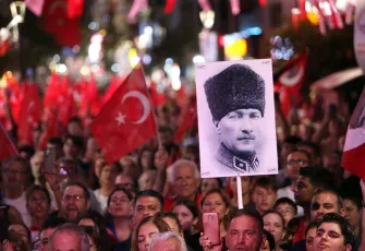 Karşıyaka’da 30 Ağustos coşkuyla kutlandı: Çarşı kırmızı beyaza büründü! 