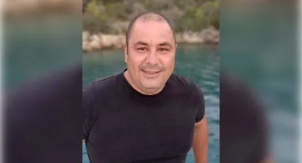 Kaza sırasında kaskı fırlayan kişi hayatından oldu