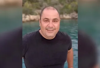 Kaza sırasında kaskı fırlayan kişi hayatından oldu