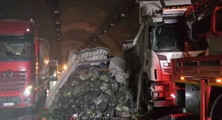 Kuzey Marmara Otoyolu'nda lastiği patlayan TIR devrildi