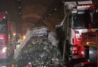 Kuzey Marmara Otoyolu'nda lastiği patlayan TIR devrildi