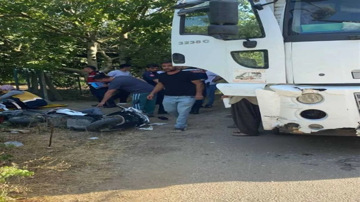 Motosiklet ile kamyon çarpıştı; 2 yaralı haberinin görseli