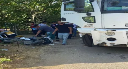 Motosiklet ile kamyon çarpıştı; 2 yaralı