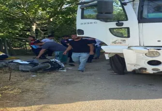 Motosiklet ile kamyon çarpıştı; 2 yaralı