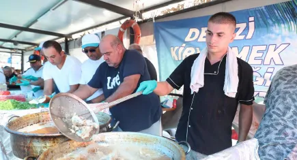 Aliağa’da sezon Balık Ekmek Festivali ile açıldı