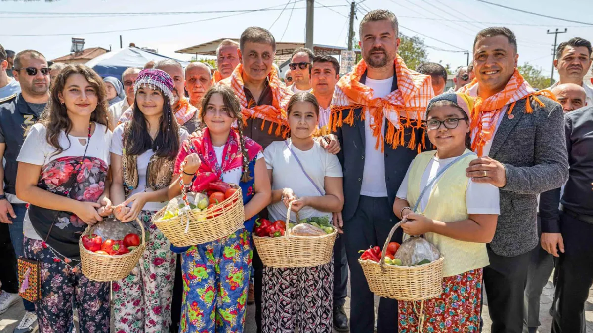 Başkan Tugay, Bardacık Şenliği&#039;de konuştu: Üretilen her ürünü daha değerli hale getirmek boynumuz borcu haberinin görseli