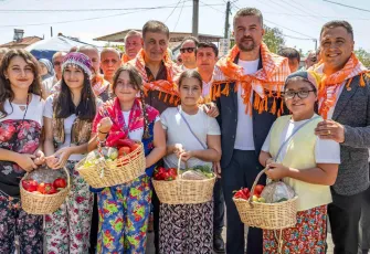 Başkan Tugay, Bardacık Şenliği'de konuştu: Üretilen her ürünü daha değerli hale getirmek boynumuz borcu