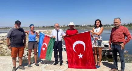 Beyşehir Gölü alarm veriyor: Türkiye-Azerbaycan sporcular 43 km’lik sup mücadelesiyle kuraklığa dikkat çekti