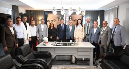 CHP’den AK Parti’ye geçen Özlem Çerçioğlu’ndan ilk ziyaret: Aydın İl Başkanlığında sıcak karşılama