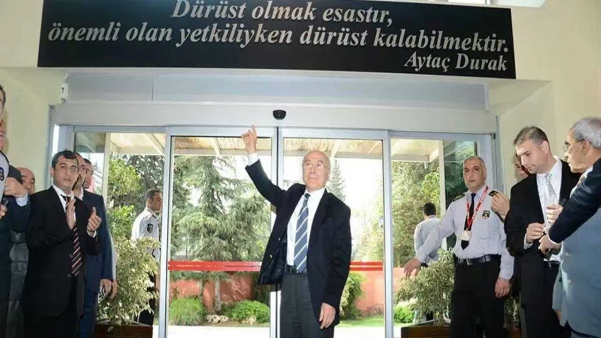 Eski belediye başkanı uçakta kalp krizi geçirdi! haberinin görseli