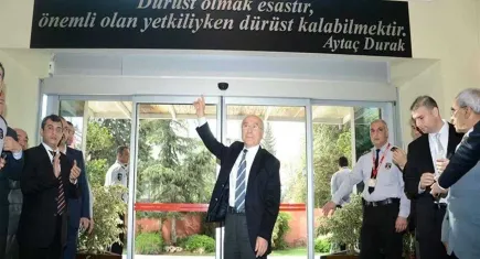 Eski belediye başkanı uçakta kalp krizi geçirdi!