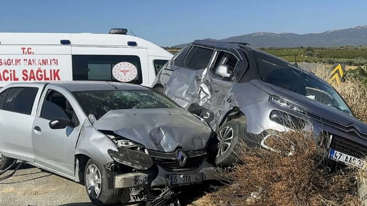 Hafif ticari araç ile otomobil çarpıştı: Çok sayıda yaralı var! haberinin görseli