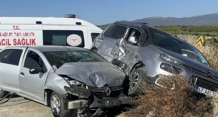 Hafif ticari araç ile otomobil çarpıştı: Çok sayıda yaralı var!