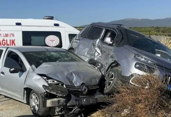 Hafif ticari araç ile otomobil çarpıştı: Çok sayıda yaralı var!