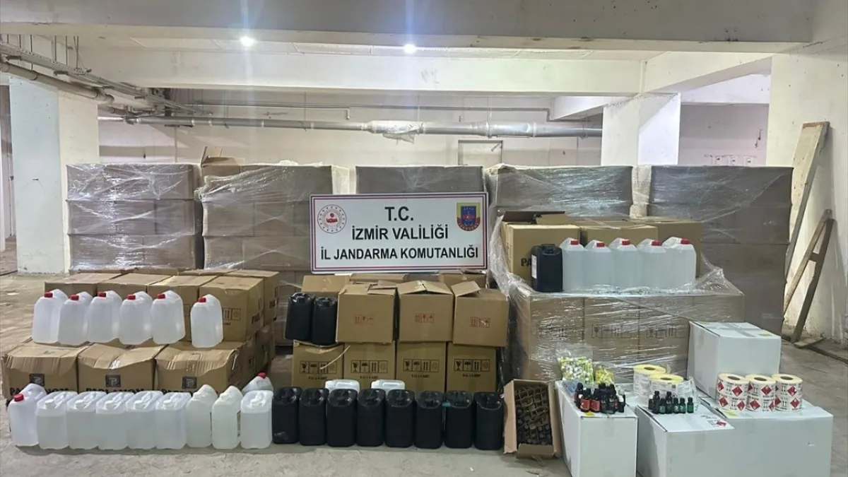 İzmir’de şok baskın: 7 ton sahte etil alkol ele geçirildi, 2 gözaltı! haberinin görseli