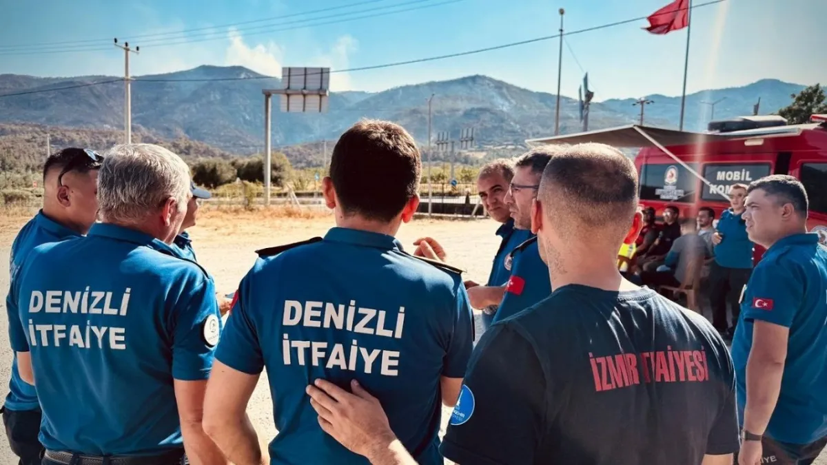 İzmir İtfaiyesi Denizli’de zorlu yangını kontrol altına aldı: Kahraman ekipler görevini tamamladı haberinin görseli