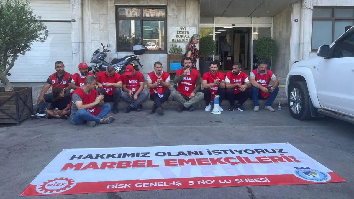 Konak’ta işçiler oturma eylemi başlattı  haberinin görseli