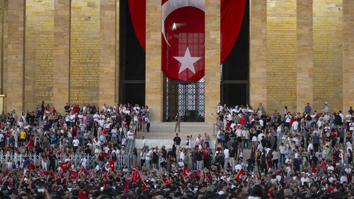 30 Ağustos&#039;ta Anıtkabir&#039;i yüzbinlerce kişi ziyaret etti! haberinin görseli