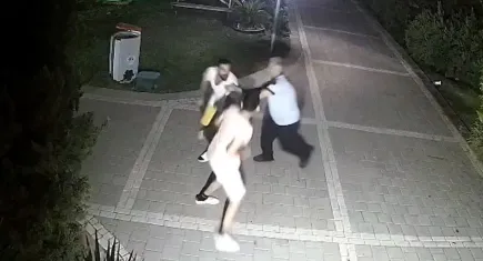 Adana’da babadan şok darp! 11 yaşındaki çocuğun kavgasına baba müdahalesi kamerada