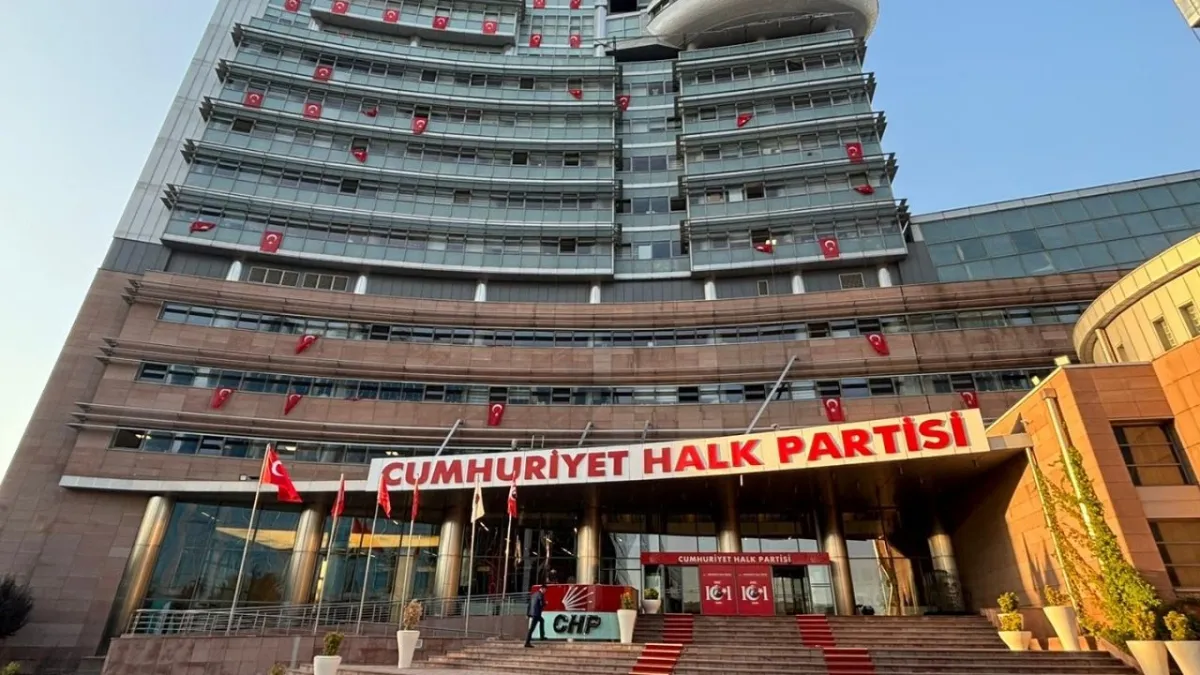 CHP İstanbul’da sarsıntı: İl yönetimi görevden uzaklaştırıldı, MYK acil toplandı haberinin görseli