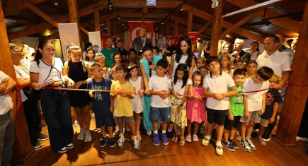 Efes Selçuklu çocuklar, barışı sanatla anlatıyor