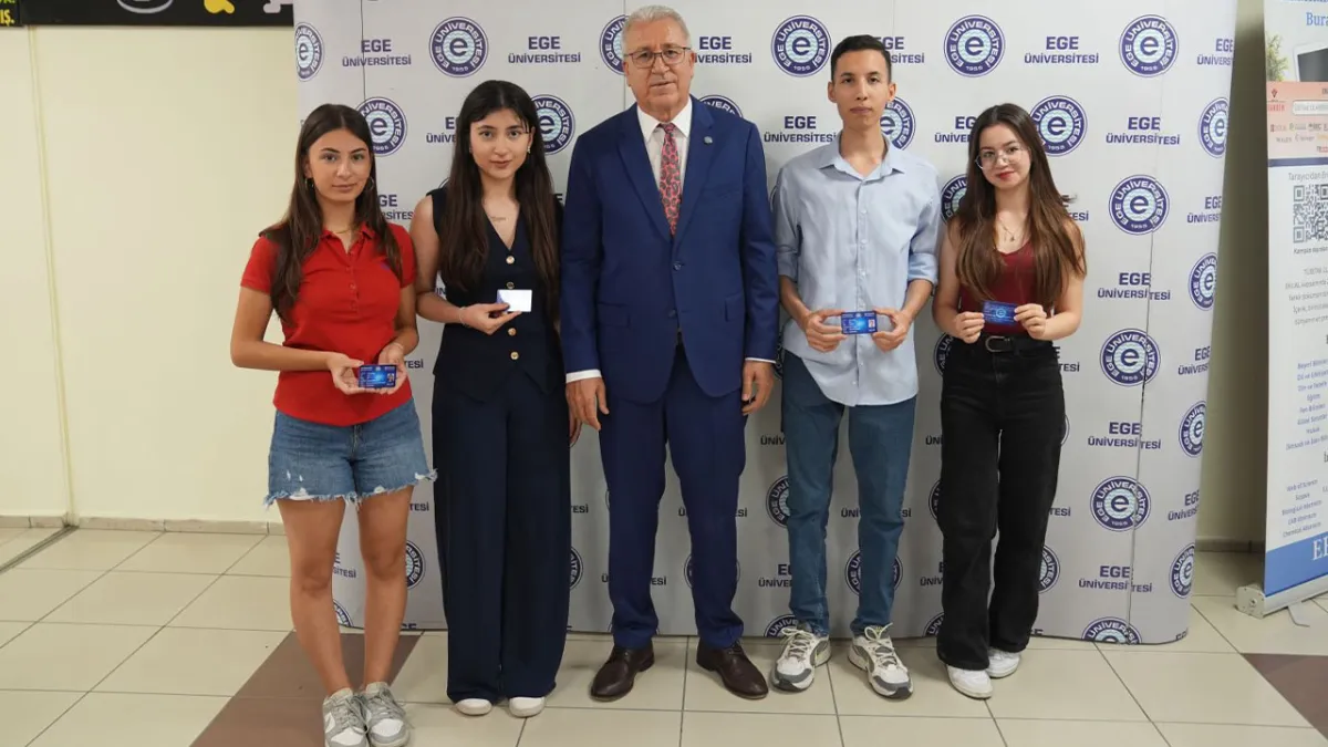 Ege Üniversitesi’nde kayıt heyecanı: Rektör Prof. Dr. Budak yeni Egelilerle buluştu haberinin görseli