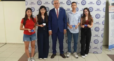 Ege Üniversitesi’nde kayıt heyecanı: Rektör Prof. Dr. Budak yeni Egelilerle buluştu