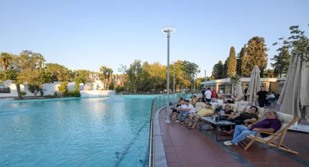 İzmir’in gözdesi Göl Gazinosu yenilenen haliyle izmirlilerle buluştu