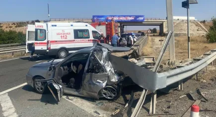 Kırıkkale’de feci kaza: Otomobil bariyerlere çarptı, 1 genç hayatını kaybetti