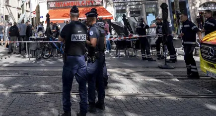 5 kişiyi bıçakladı, polis tarafından öldürüldü!