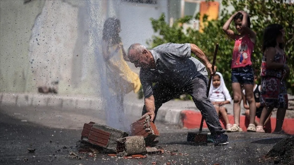 İzmir’de 15 günlük su kaçağı kabusu: Mahalleliler çaresiz, sular boşa akıyor! haberinin görseli