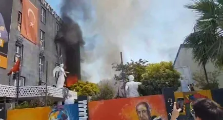 İzmir’de metruk binada yangın: 2 gözaltı